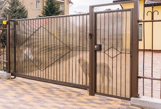 Купить ворота из профлиста с элементами ковки, с металлическими столбами в рамке или под дерево в Верхней Пышме от 157305 руб